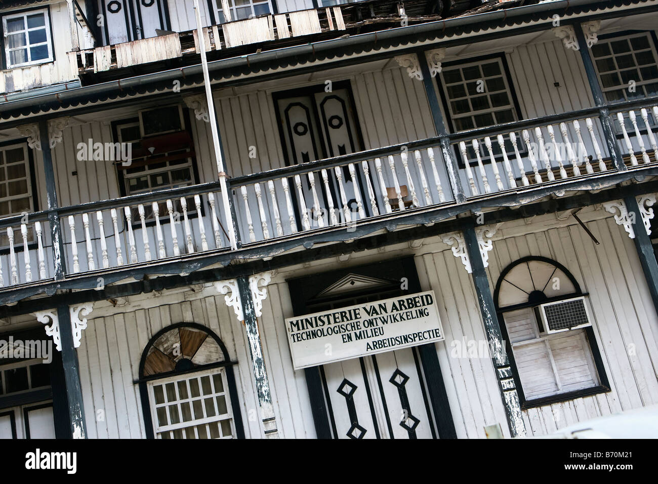 Suriname, Paramaribo, altes Holzhaus in der historischen Innenstadt. Jetzt Ministerium für Arbeit. Stockfoto
