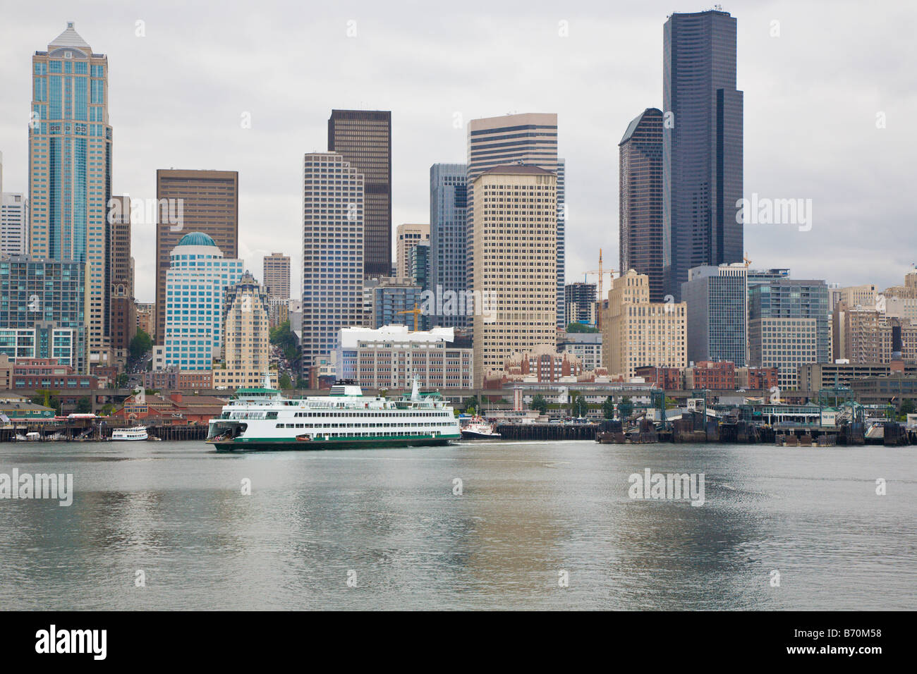 Skyline von Seattle an einem typischen bewölkten Tag von Elliot Bay Stockfoto