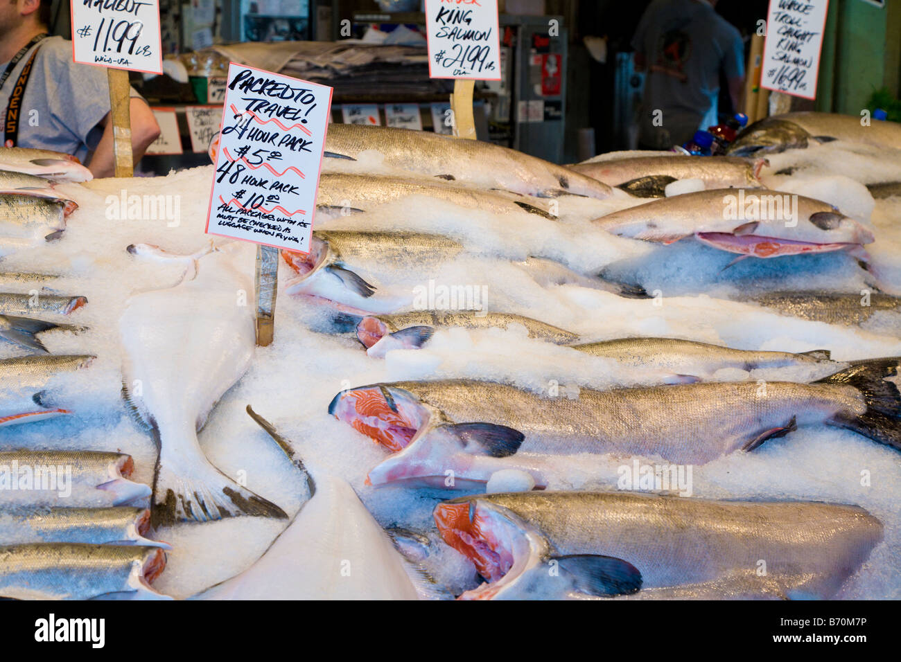 Geeiste Fisch zum Verkauf auf dem Display an Pike Place Fish Company im Pike Place Market in Seattle, Washington Stockfoto