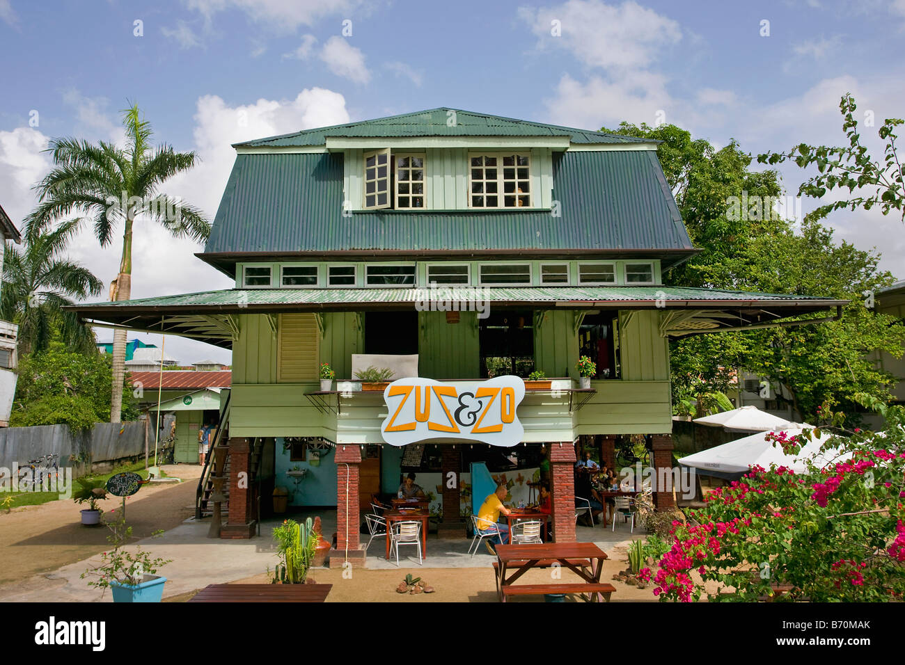 Suriname, Paramaribo, Gästehaus, Restaurant, Fahrradverleih, Reisebüro, genannt 'Zus und Zo'. Stockfoto