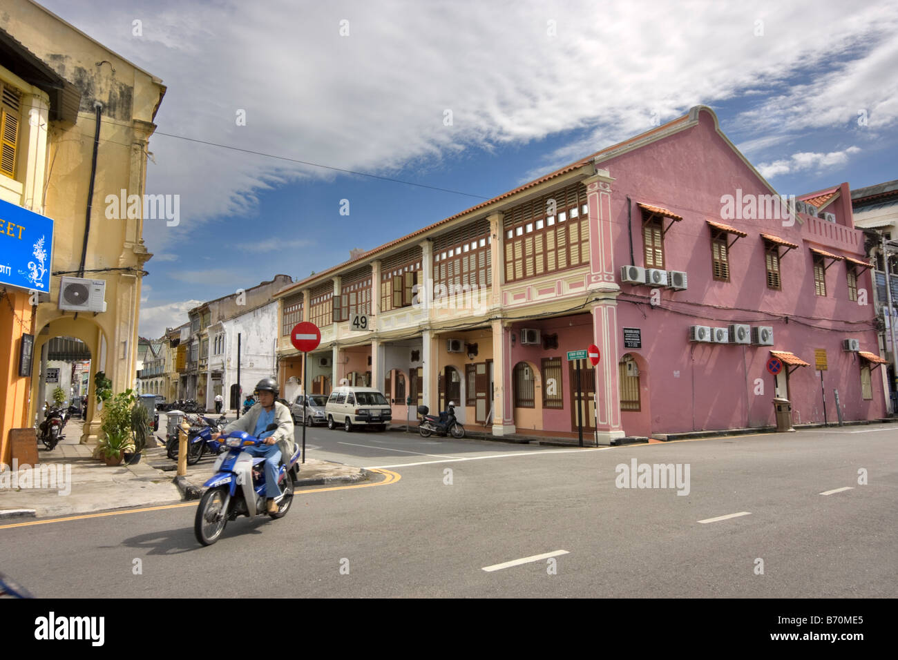 Reihe von Geschäftshäusern an einer typischen Straßenecke in Georgetown, Penang, Malaysia Stockfoto