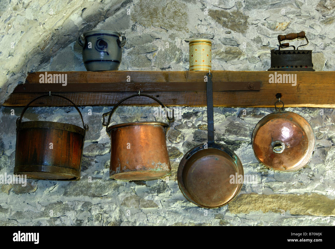 Kupferkessel, Kupfer Pfannen und andere Geschirr in einem Bauernhaus in  Tessin, Schweiz Stockfotografie - Alamy
