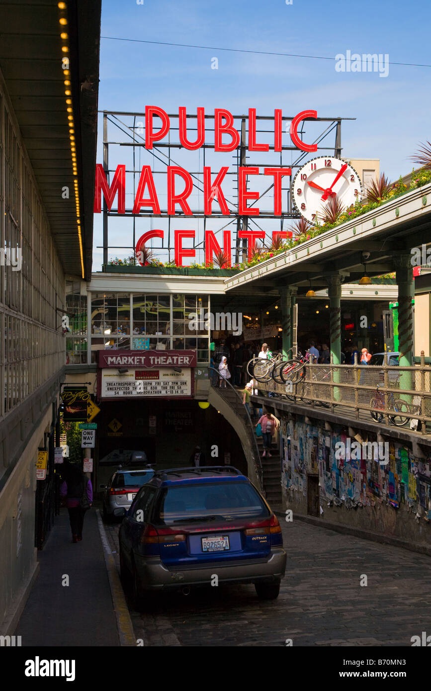 Uhr und Schild am Pike Place öffentlichen Markt Center in der Innenstadt von Seattle, Washington, USA Stockfoto
