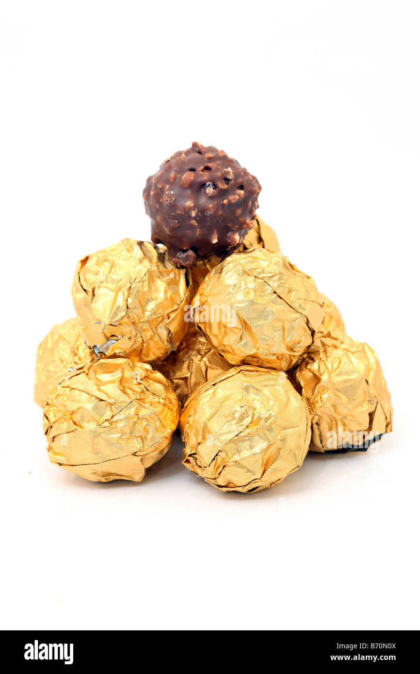 Schokolade Gold Wraped Kugeln Pyramide isoliert auf weißem Hintergrund mit Exemplar Stockfoto