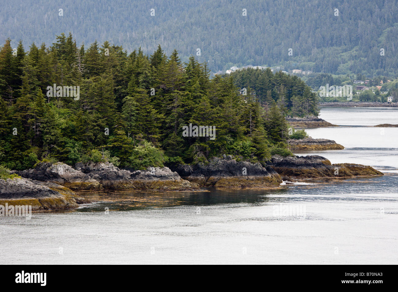 Felsige Küste in der Nähe von Sitka, Alaska Stockfoto