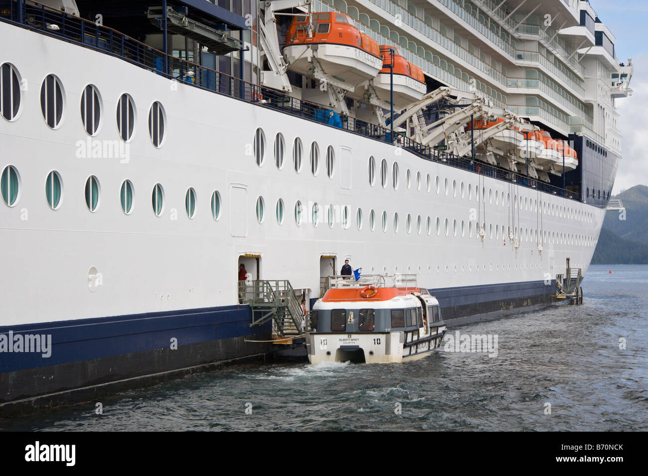 Celebrity Cruise Line Infinity Kreuzfahrtschiff Passagiere im östlichen Ärmelkanal in Sitka, Alaska Ausschreibungen Stockfoto