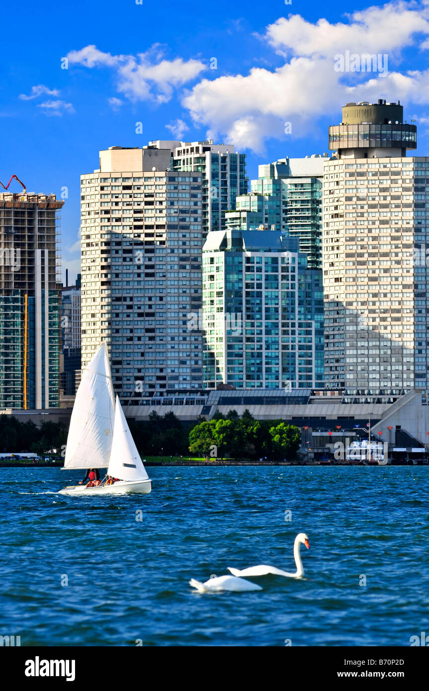 Segelboot segeln im Hafen von Toronto mit malerischen Blick Stockfoto