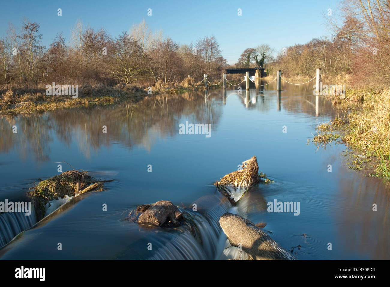 Betrachtet man stromaufwärts von der Wehr Southcote auf Fluss Kennet in Richtung Eisenbahnbrücke bei Southcote Junction, Reading, Berks Stockfoto