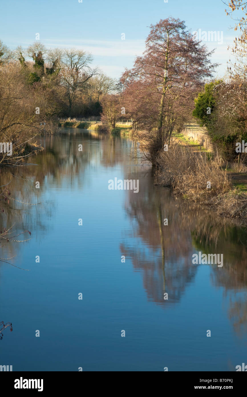Blick vom Steg über den Fluss Kennet und Kennet und Avon Kanal bei Blick in Richtung Burghfield Lock, Burghfield, Lesung Stockfoto