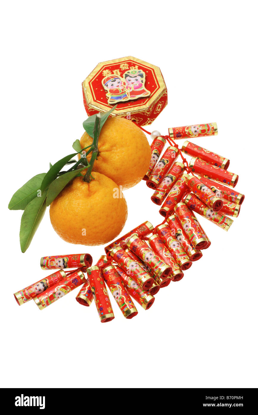 Chinesisches Neujahr Feuer Cracker Ornament und Mandarin-Orangen auf weißem Hintergrund Stockfoto