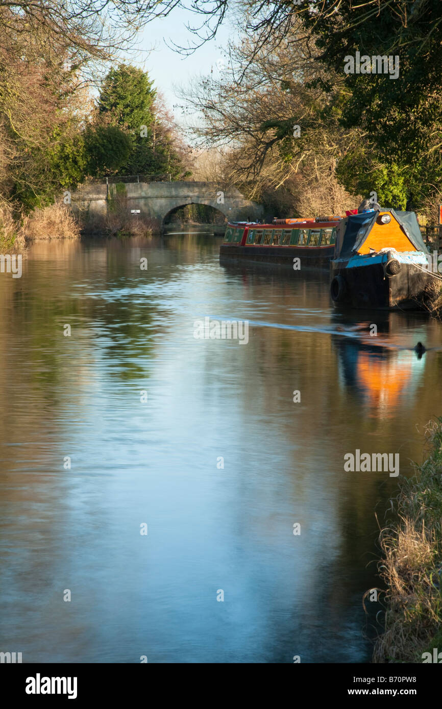 Lastkähne festgemacht entlang der Leinpfad der Fluss Kennet und Kennet und Avon Kanal am Burghfield Reading Berkshire Uk Stockfoto