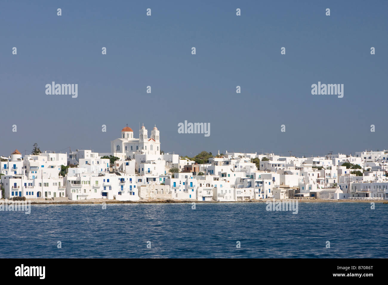Ansicht des griechischen Dorf Naoussa, durch das Meer, Paros, Kykladen-Insel, Griechenland Stockfoto