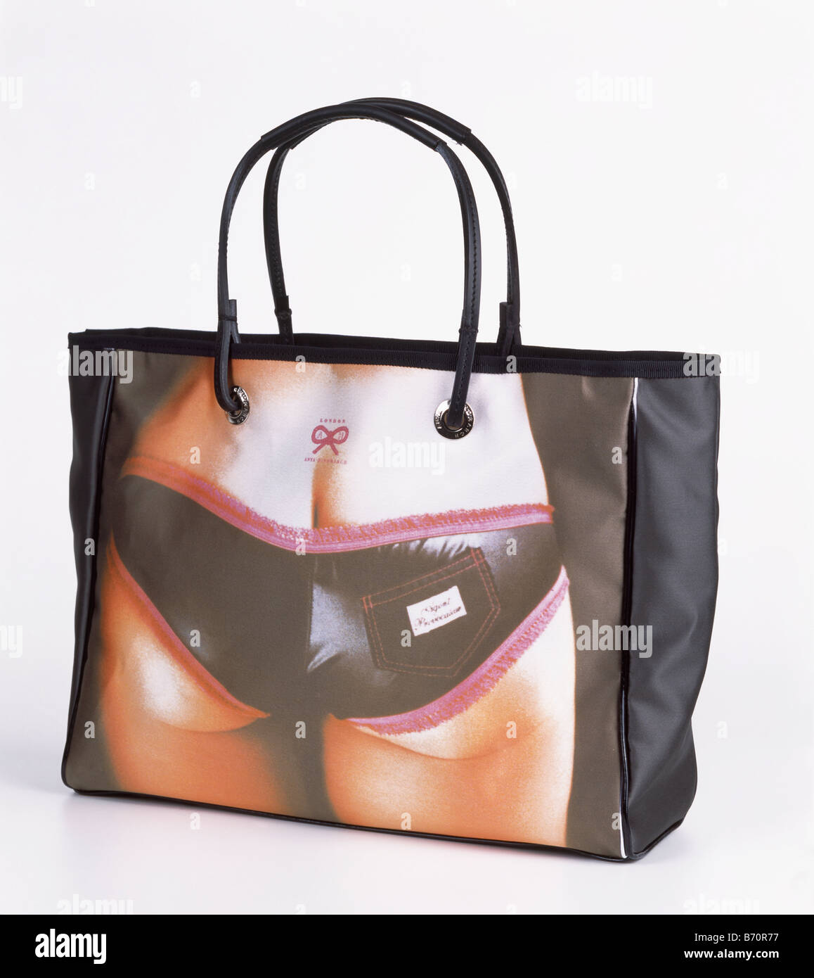 Nahaufnahme der Rückansicht der junge Frau in Bikini Bottom auf personalisierte Foto-Tasche Stockfoto