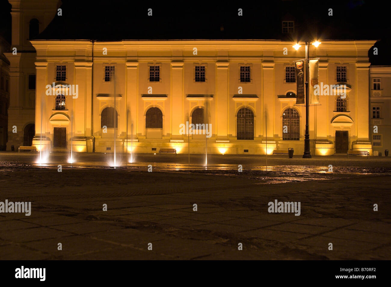 Römisch-katholische Kirche, beleuchtet in der Nacht, Siebenbürgen, Rumänien, Sibiu, Piata Mare, großen Platz Stockfoto