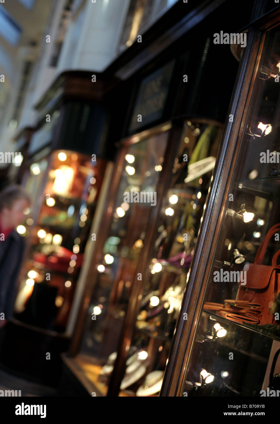 London-Schaufenster in exklusiven gehobenen Arkade in Wintermonaten oder Weihnachten eine teure braune Handtasche im Fenster zeigt eine Stockfoto