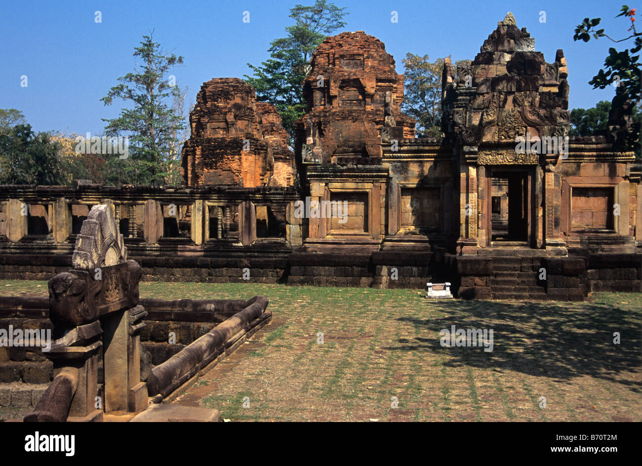 Hof und Süden Eingang zum Gopura des c10th Khmer-Tempel, Prasat Meuang Tam, Nordost-Thailand Stockfoto