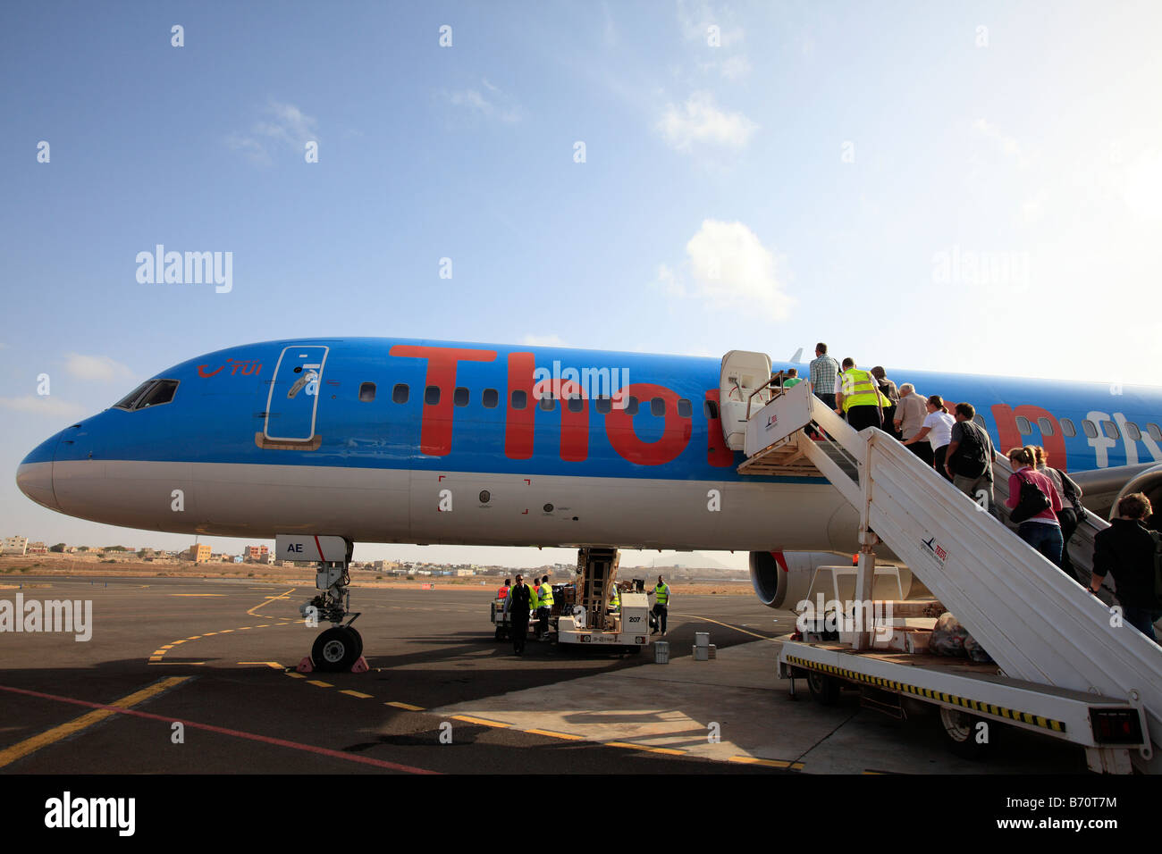Kap Verde Inseln Boa Vista Flughafen Fluggästen einen Thomson Charta jet Stockfoto