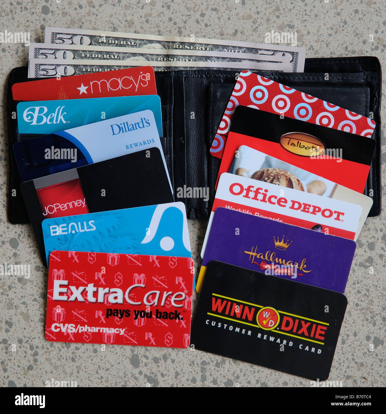 Geldbörse mit Dollar und eine Auswahl an Store Karten Einzelhandel Einkaufen von amerikanischen Firmen Stockfoto
