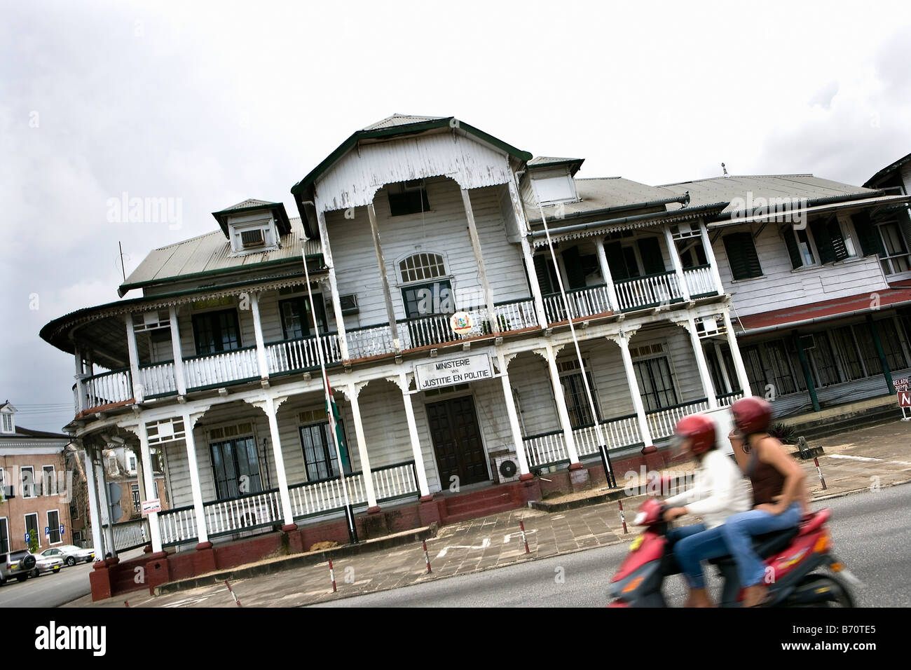 Suriname, Paramaribo, altes Holzhaus in der historischen Innenstadt. Jetzt vom Justizministerium. Stockfoto