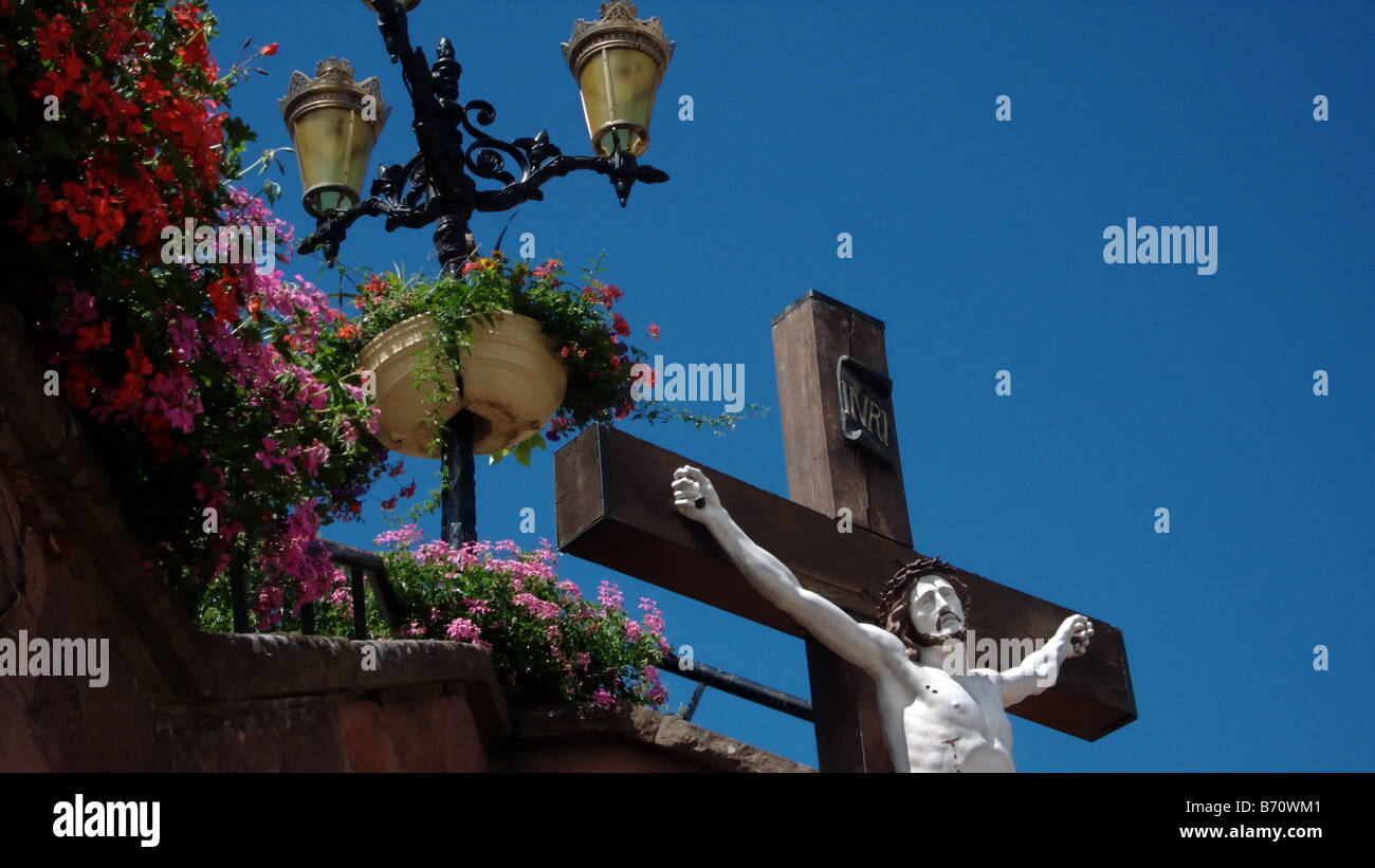Kruzifix mit einem weißen Christus in einem Dorf im Elsass Frankreich Stockfoto