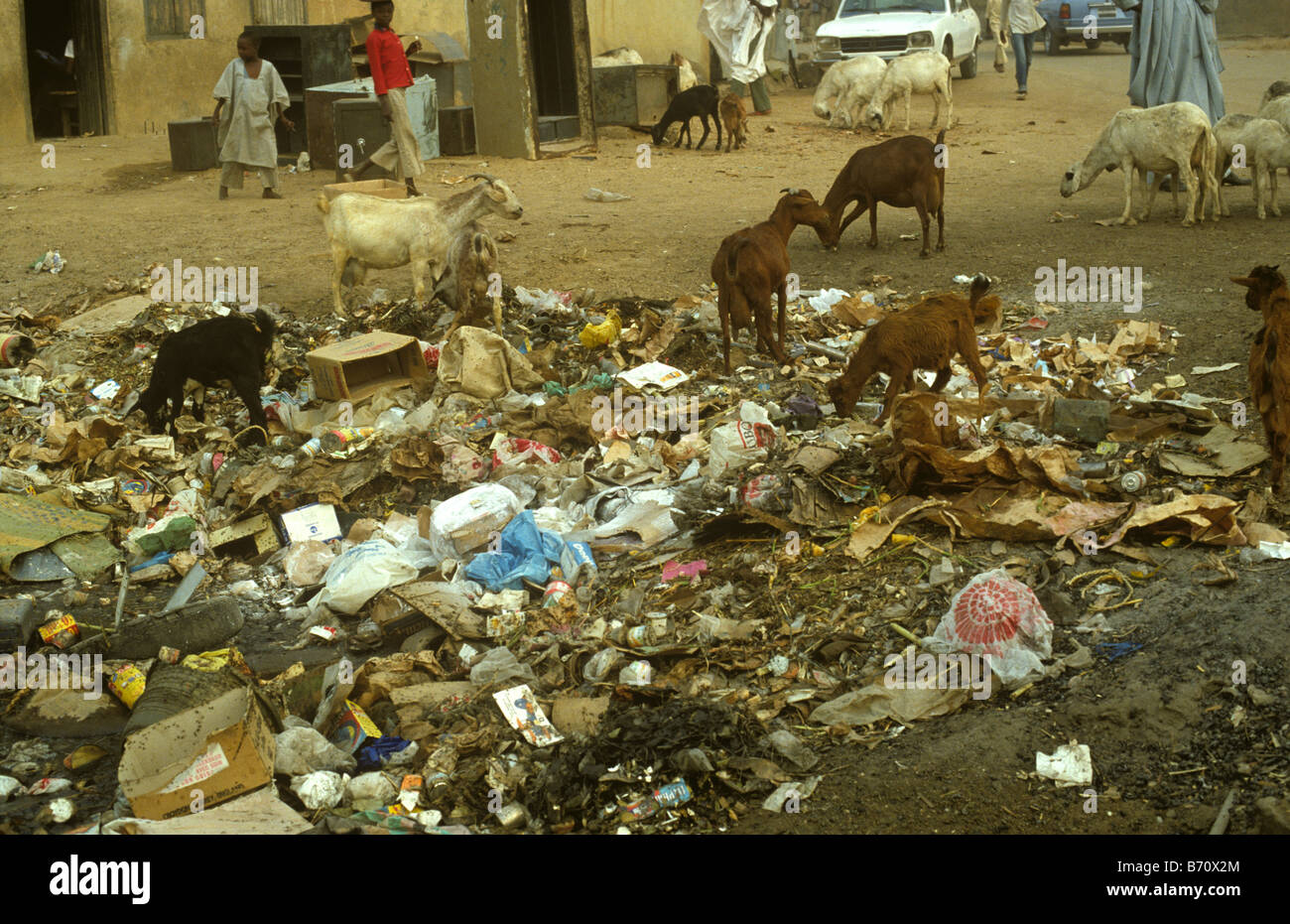 Haushaltsabfall und Müll auf den Straßen einer nigerianischen Stadt Stockfoto