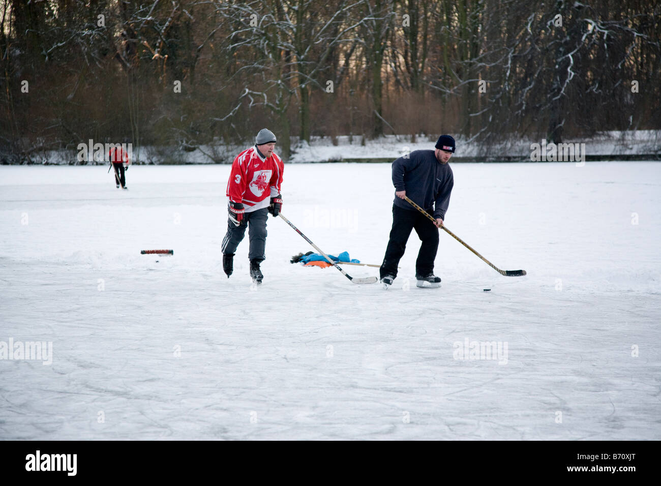 Menschen, die auf einem zugefrorenen See Eishockey zu spielen Stockfoto