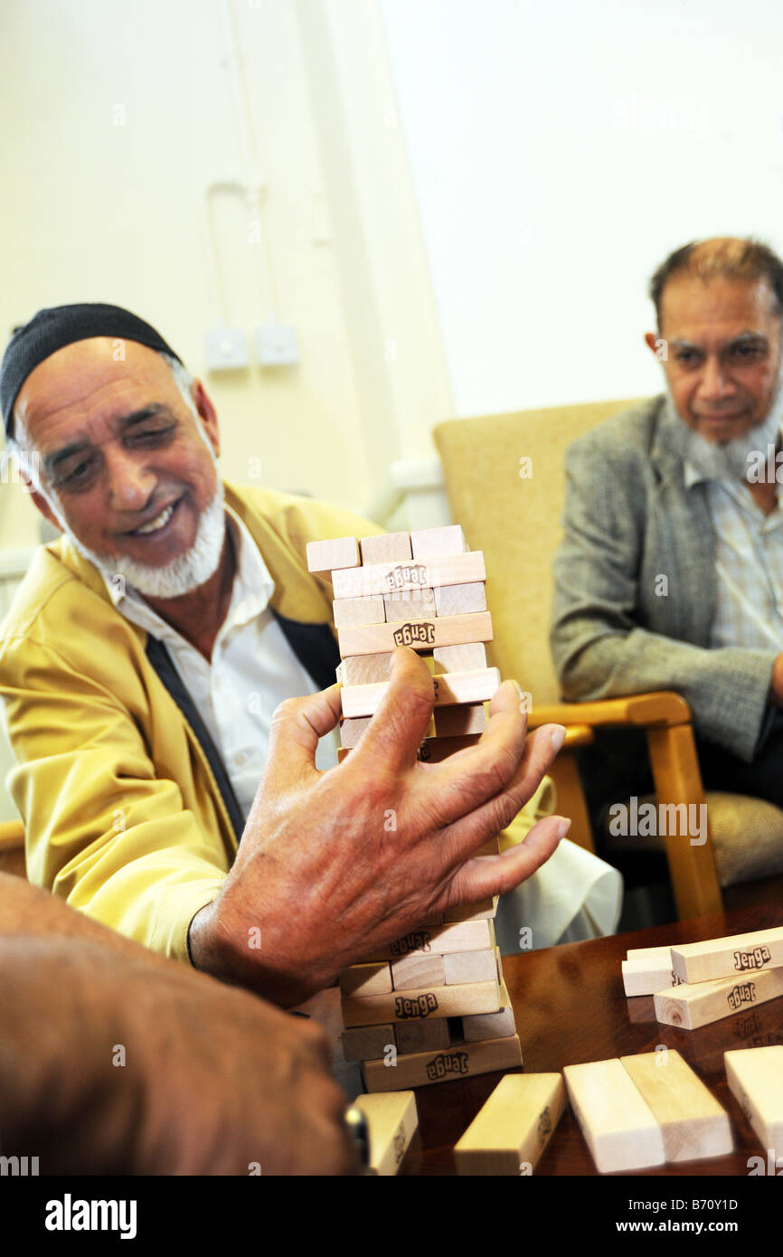 Ältere asiatische Männer spielen während ihrer Demenz Bewusstsein Fraktionssitzung Jenga Stockfoto