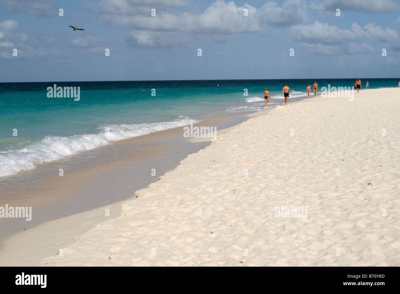 Menschen zu Fuß entlang Eagle Beach auf der karibischen Insel Aruba Stockfoto