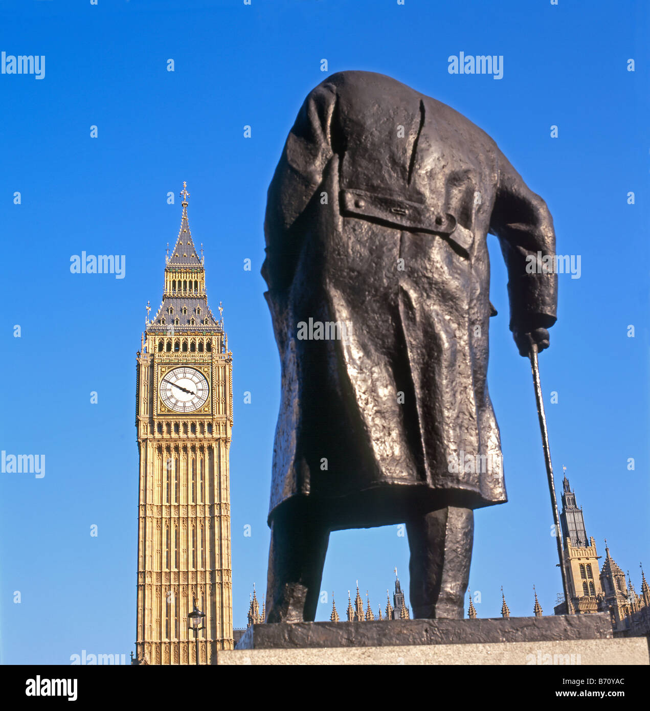 Statue von Winston Churchill in PARLIAMENT SQUARE mit Blick auf Big Ben und die Houses of Parlament London UK KATHY DEWITT Stockfoto