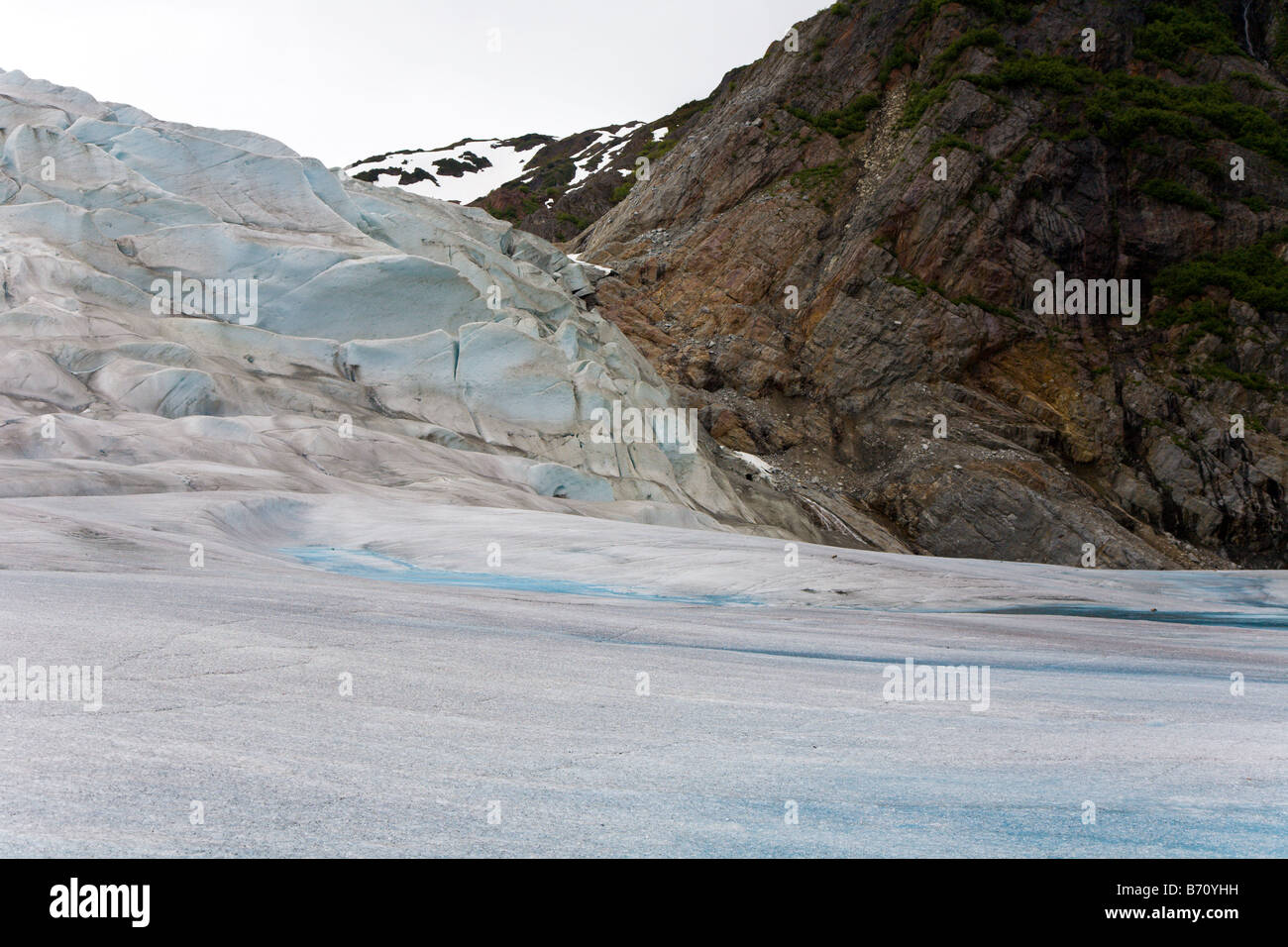 Mendenhall Gletscher drückt gegen Berge Felsen in der Nähe von Juneau, Alaska Stockfoto