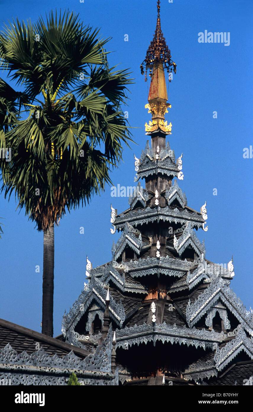 Burmesisch-Stil aus Holz Tiered Dach von Hua Wiang Tempel Wat, Mae Hong Son, Nord-Thailand Stockfoto