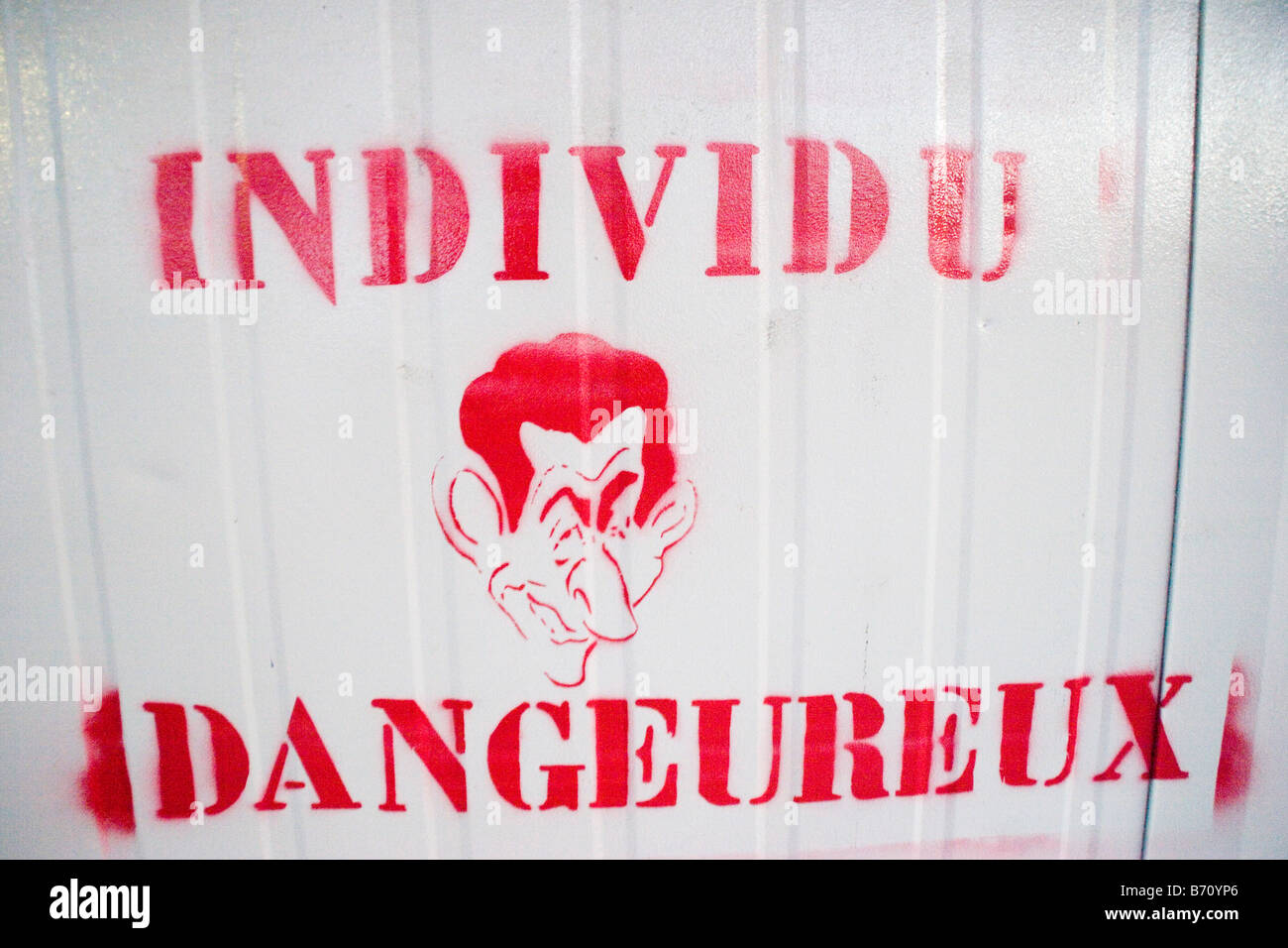 Graffiti, zeigt der französische Präsident Nicolas Sarkozy und die Worte "Individuelle Dangeureux" an einer Bushaltestelle auf La Réunion. Stockfoto