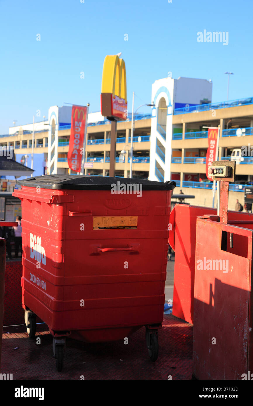 Roten Mülleimer und Mc Donald und Garage in Brighton Marina England Stockfoto