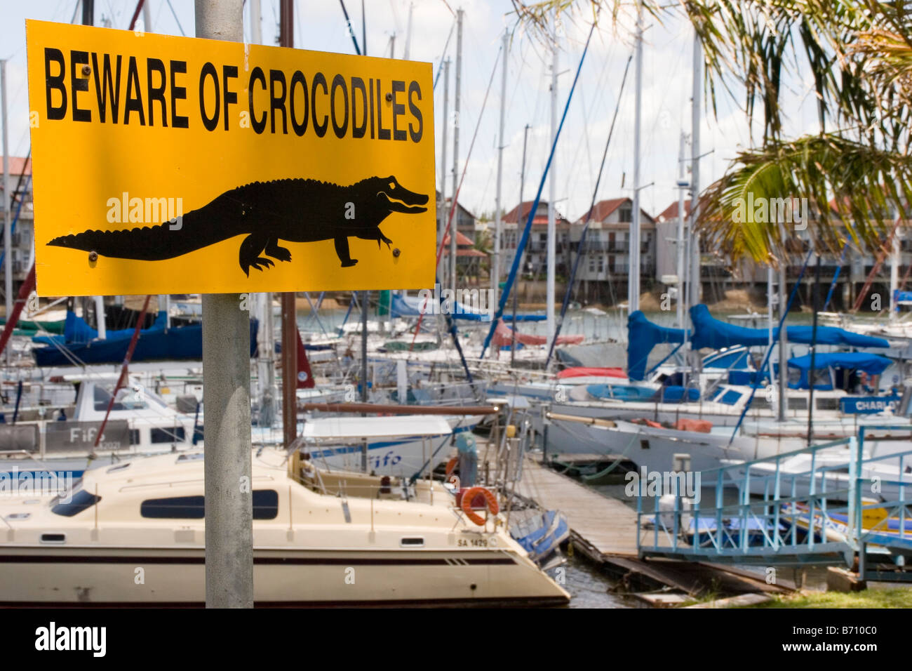 "Hüten Sie sich vor der Krokodile" Zeichen warnt Besucher über Krokodile, die häufig den Zululand Yacht Club in Richards Bay / Südafrika Stockfoto