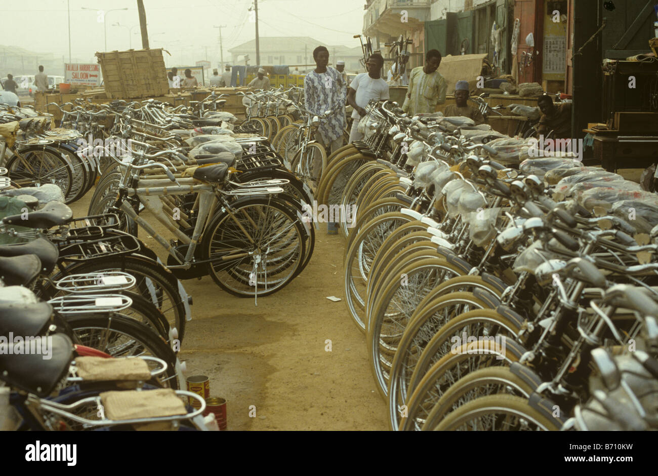 Fahrrad-Verkäufe auf einer Straße in Kano, Nigeria während der Sandsturm verursacht durch die Hamatan der 1980er Jahre Stockfoto