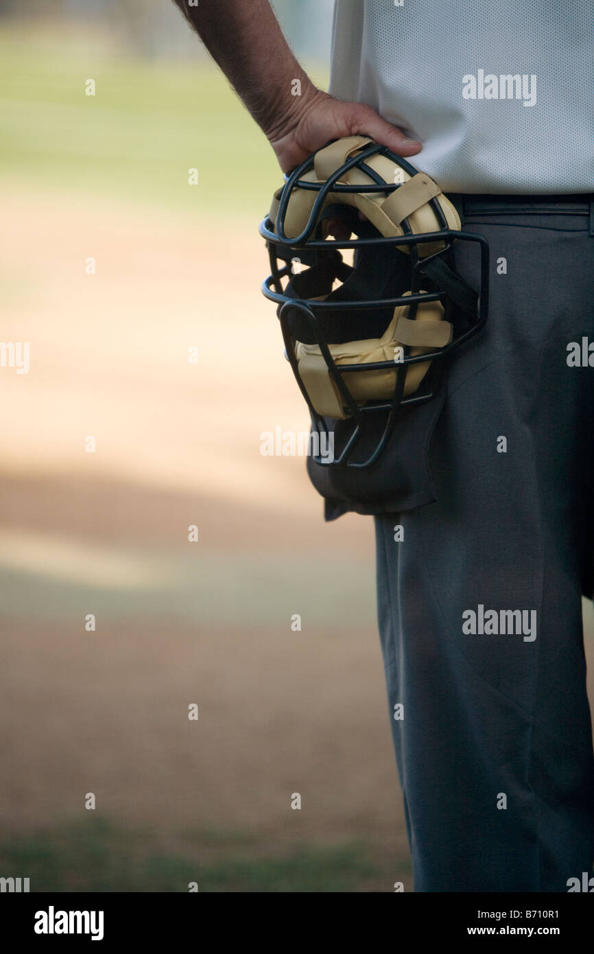 Baseball Schiedsrichter hält Maske bei seiner Taille Stockfoto