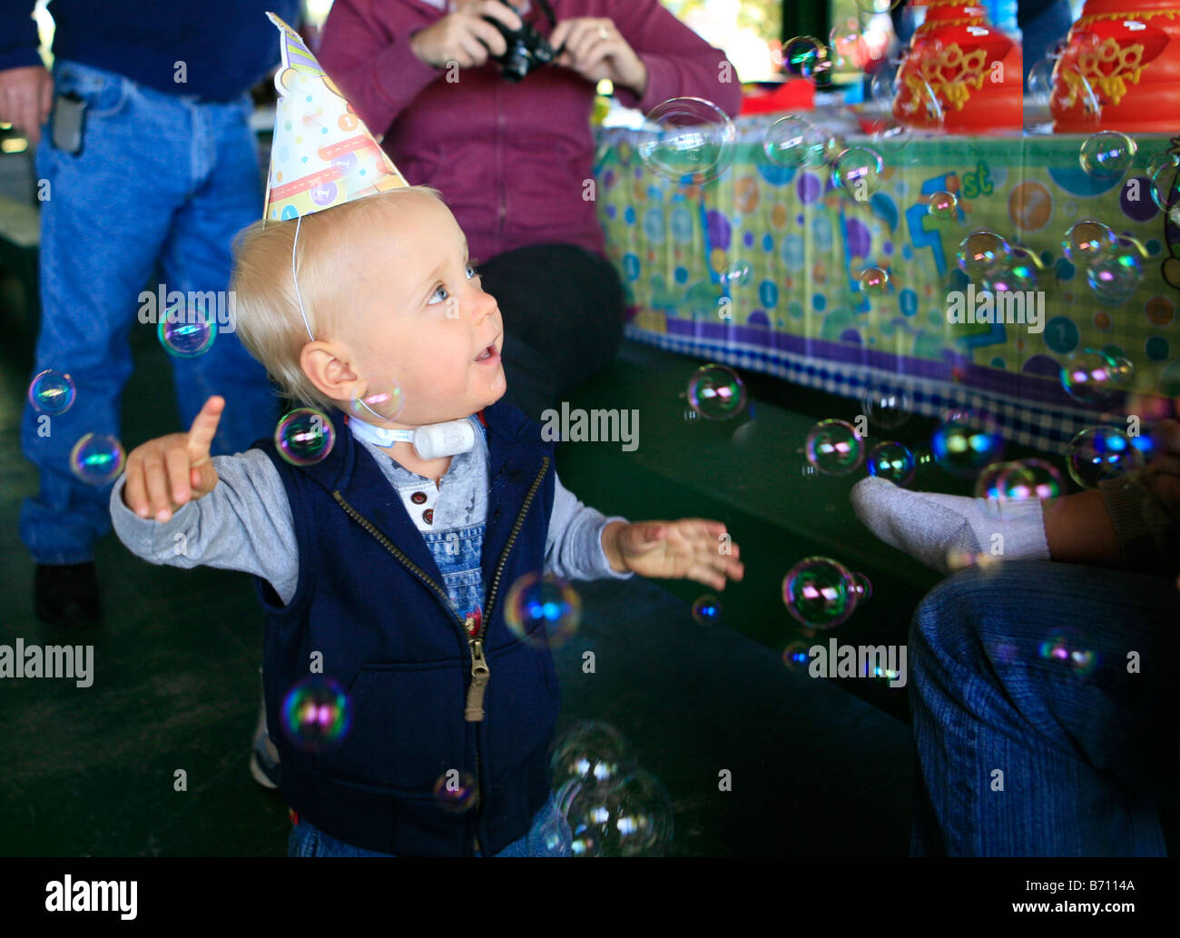 Kleiner Junge spielt in den Sprechblasen auf Geburtstagsparty Stockfoto