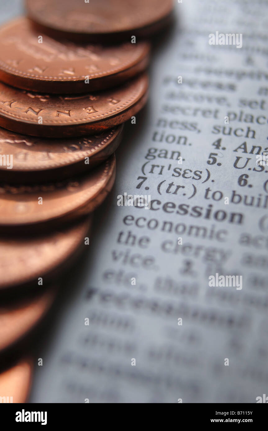 ein Stapel von Münzen auf die Definition einer Rezession in einem Wörterbuch Stockfoto