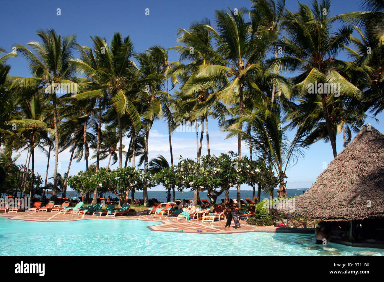 Hotelpool und wiegenden Palmen in Mombasa in Kenia Stockfoto