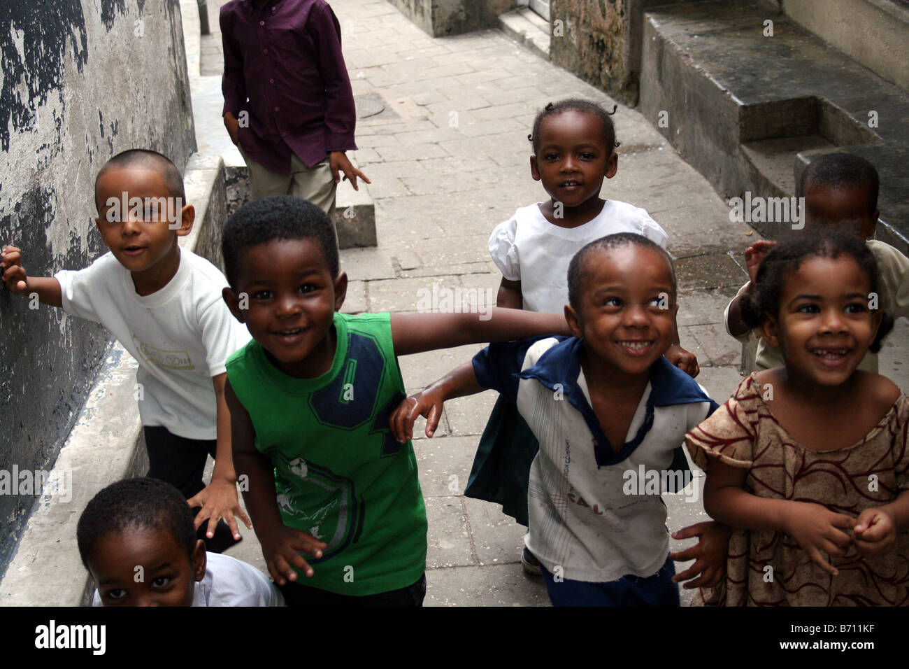 Kinder spielen auf der Straße in Stonetown auf Sansibar in Tansania. Stockfoto