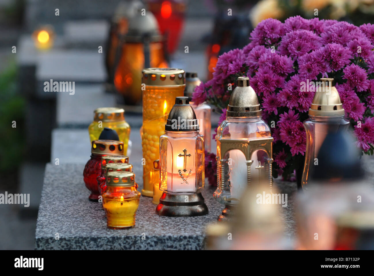 Kerzenlichter Auf Grab Fotos Und Bildmaterial In Hoher Aufl sung Alamy kerzenlichter-auf-grab-fotos-und-bildmaterial-in-hoher-aufl-sung-alamy