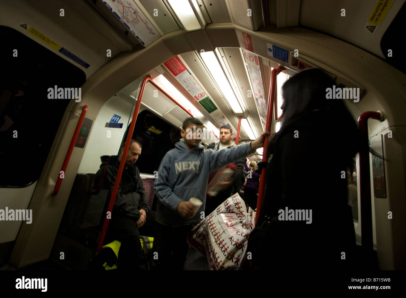Reiche Arme teilen Ungleichheit, junger Mann sammelt Geld mit der U-Bahn London Stockfoto