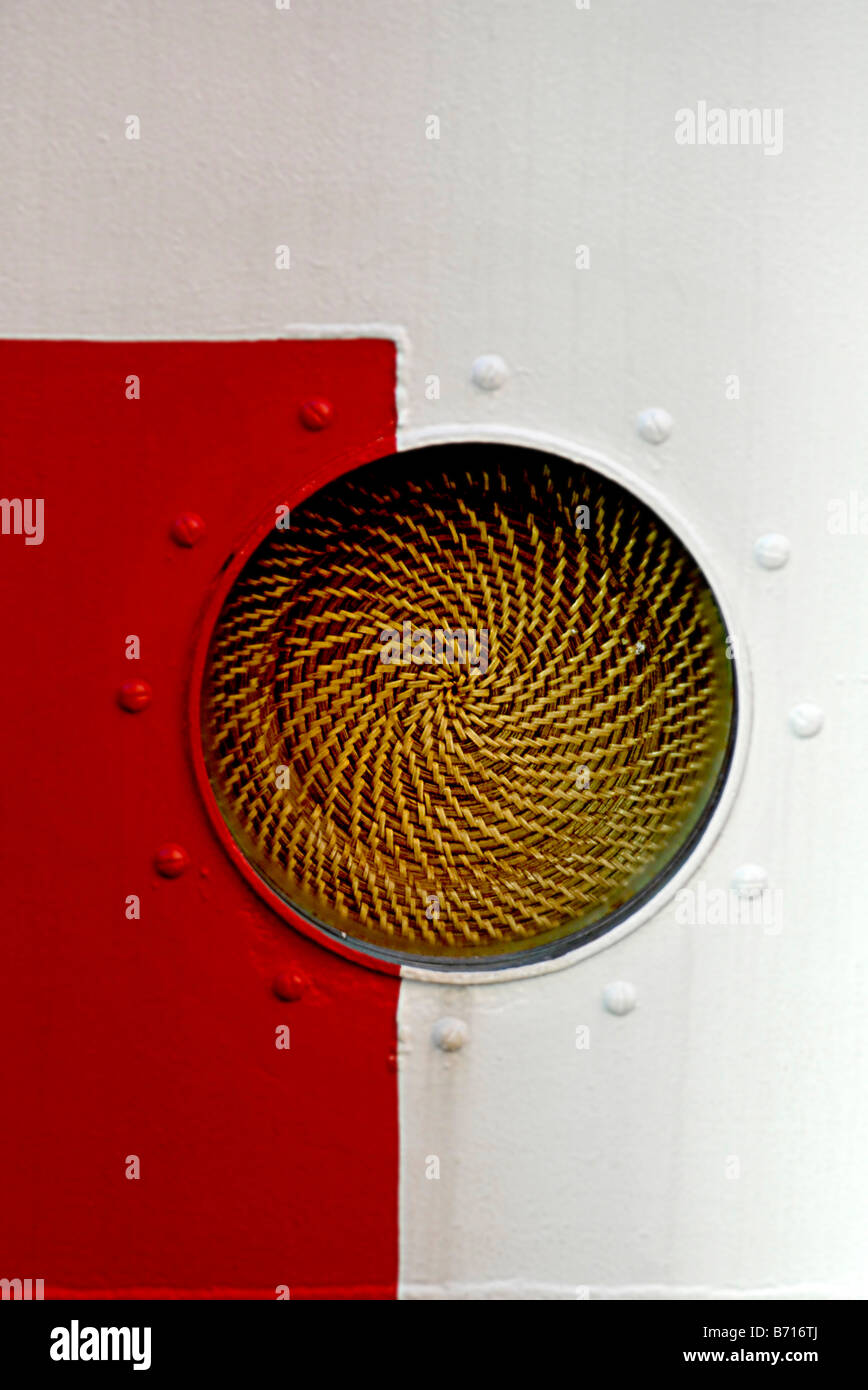 Der aufgerollte Deckung in ein rundes Fenster eines Schiffes Stockfoto