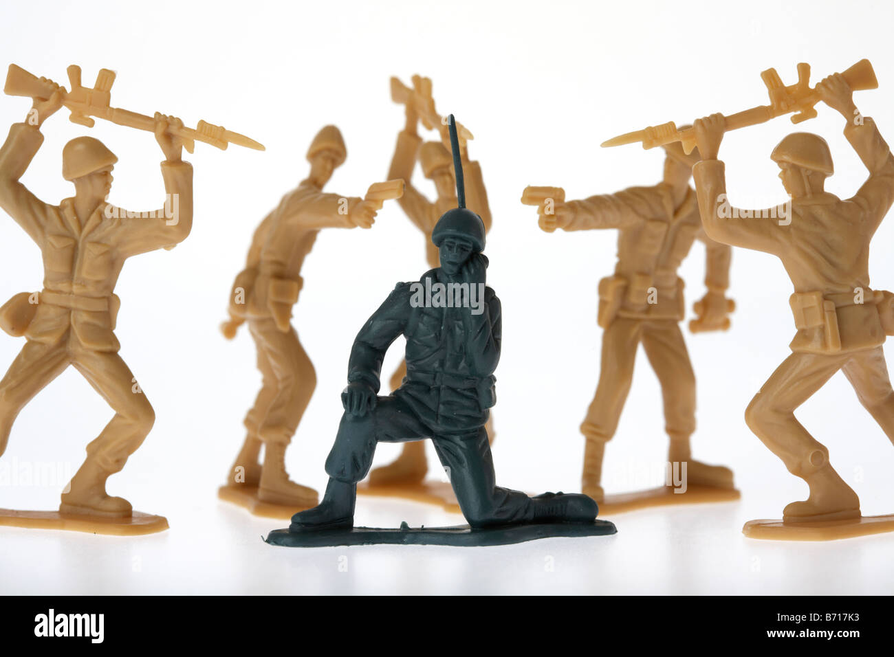 Spielzeug Soldaten Funkkommunikation blind auf, umgeben von feindlichen Soldaten Stockfoto