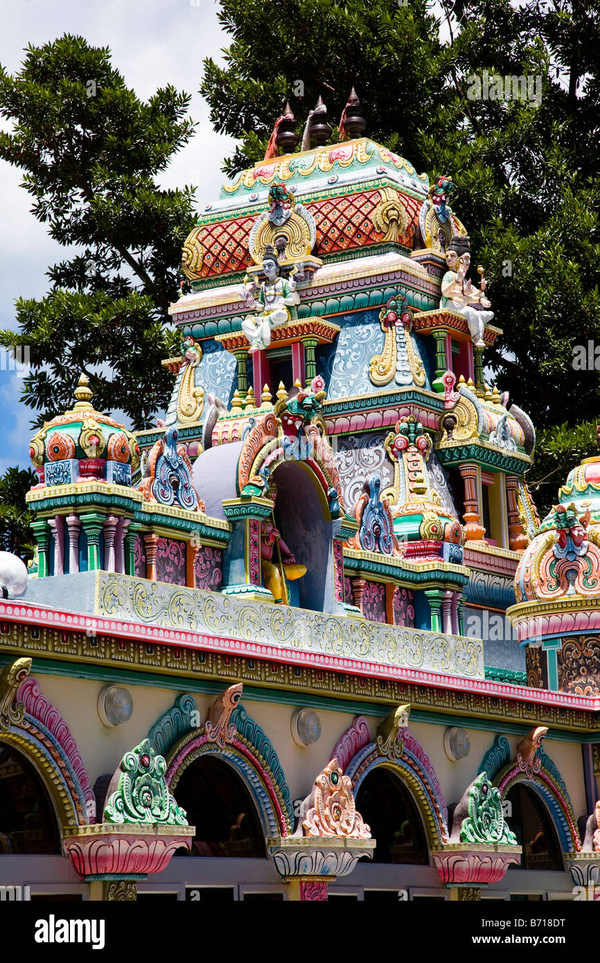 Detail vom Dach des Hindu-Tempels in Mauritius zeigen Darstellungen der Götter und der aufwendigen Schnitzereien Stockfoto