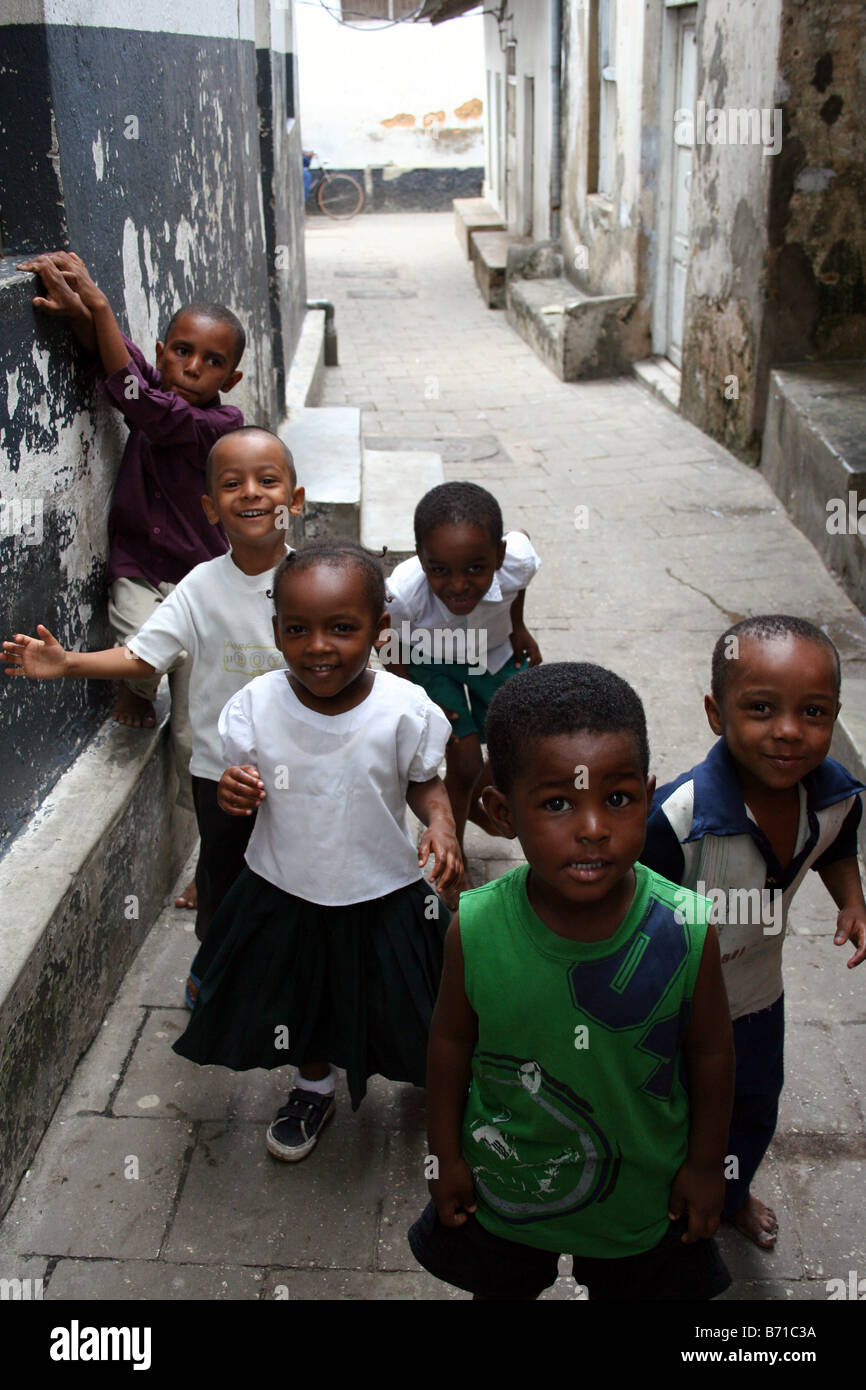 Kinder auf den Straßen von Stonetown auf Sansibar in Tansania Stockfoto