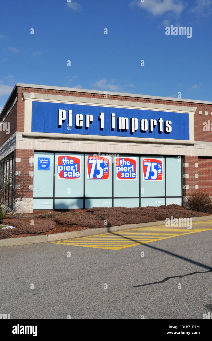 Pier 1 Einfuhren Ladengeschäft mit Verkauf Rabatt abmustert im Fenster für 75 Prozent Stockfoto