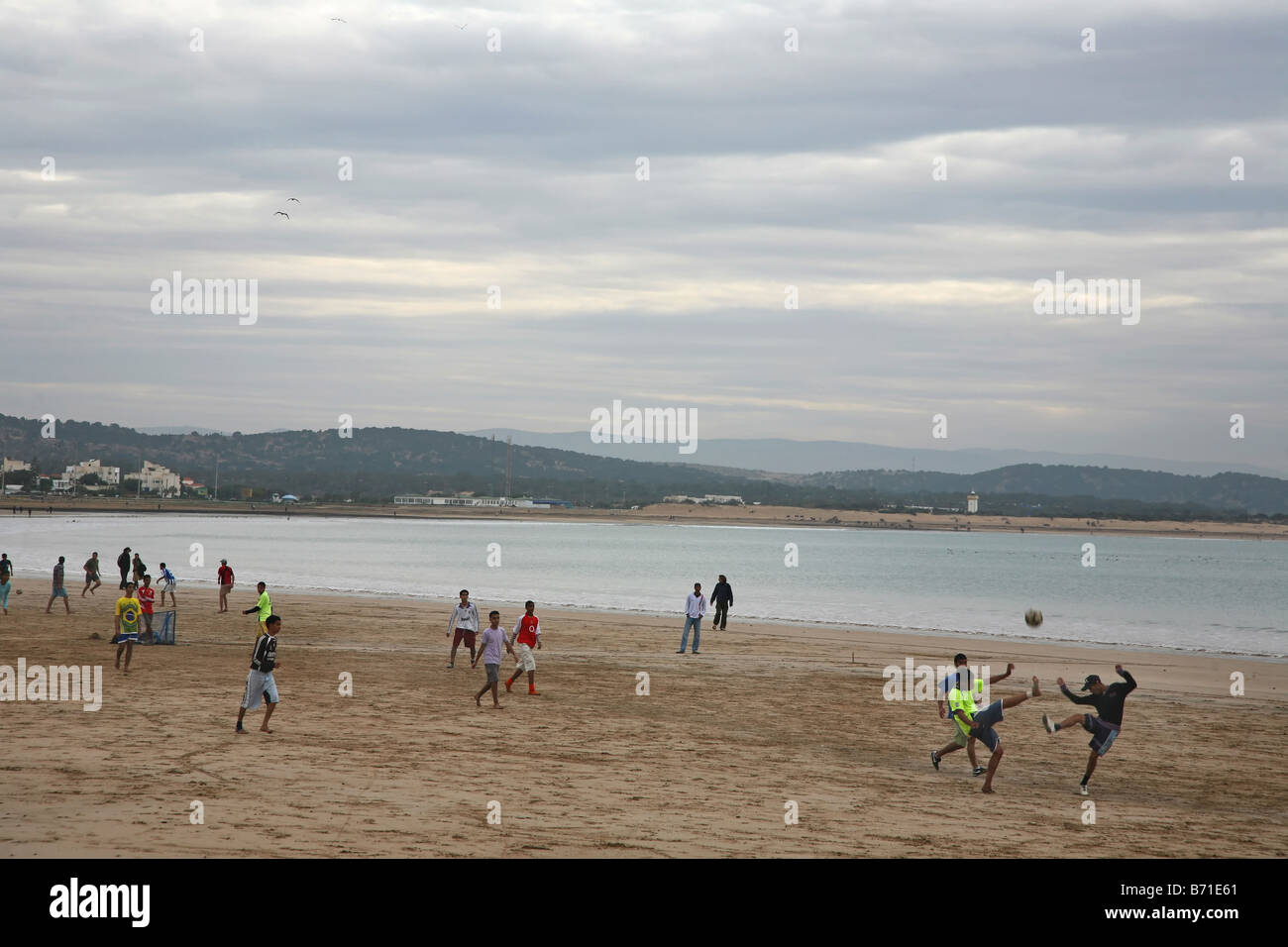 Essaouira Marokko Strand Fußball Fußball spielenden Kindern Jugendliche Kinder spielen Meer Küste Fischerhafen Hafen Skala marokkanischen Stockfoto