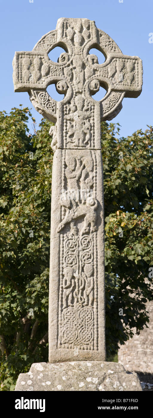 Gegend mit hoher Kreuz. Das keltische Kreuz ist fast 4 Meter hoch und umfasst Tiere wie die prominenten Kamel Stockfoto