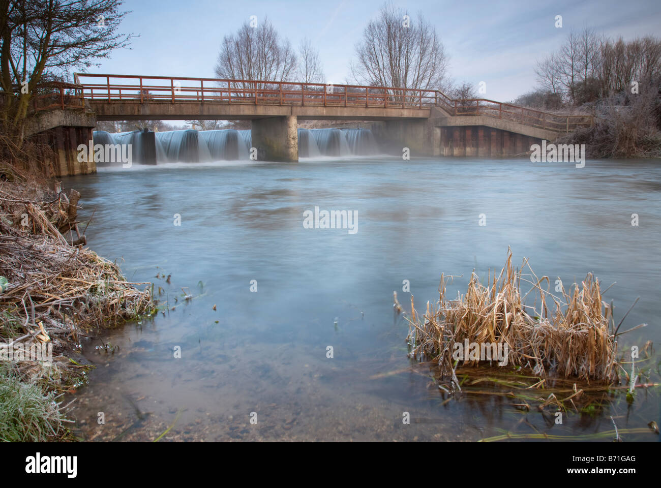 Wehr und schwimmen auf dem Fluss Kennet am Southcote Reading Berkshire Uk Stockfoto